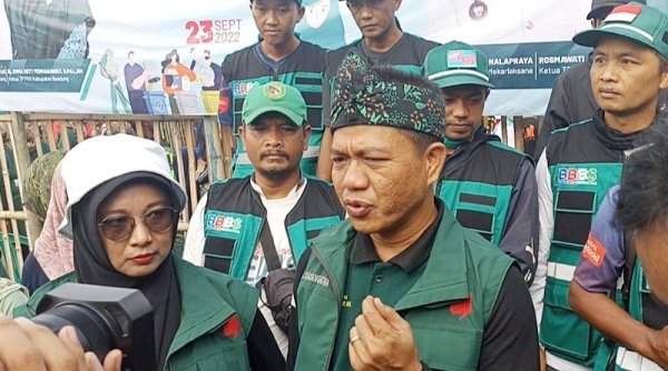 Usai Ikut Senam Bunga Desa di Desa Mekarlaksana Ciparay, Ini yang Disampaikan Bupati Dadang kepada Wartawan