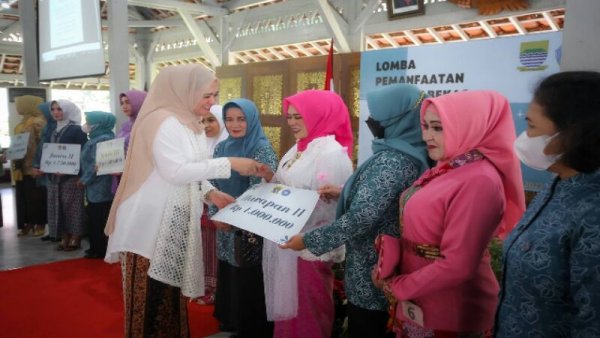 Ibu-ibu Kota Bandung Sulap Pakaian Bekas Jadi Kebaya Baru
