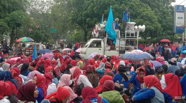 Dipecat Secara Sepihak, Ratusan Buruh Kepung PN Bandung, Tuntut Ratusan Miliar