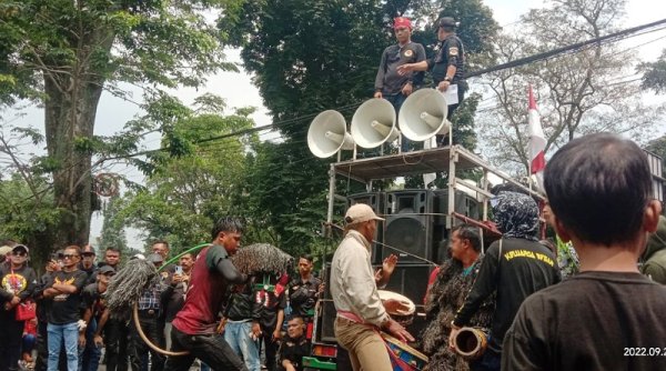 MGP Bandung Kepung DPRD Jabar, Sejumlah Hanoman, Kuda Lumping Hingga Seniman Debus Ngamuk..