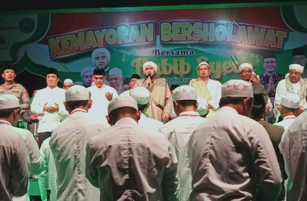 Habib Syech bin Abdul Qodir Assegaf Hadiri Kemayoran Bersholawat 2022