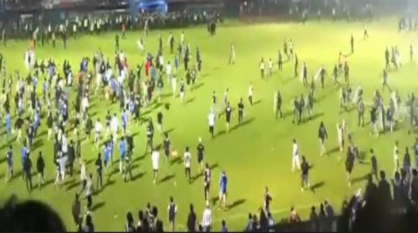 LIGA 1 | Seorang Penonton Menceritakan Suasana Mencekam Menjelang Tragedi di Stadion Kanjuruhan Malang