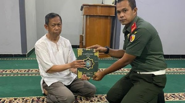 Pria ini Bagikan Al Quran Sepanjang Masa Pendidikan