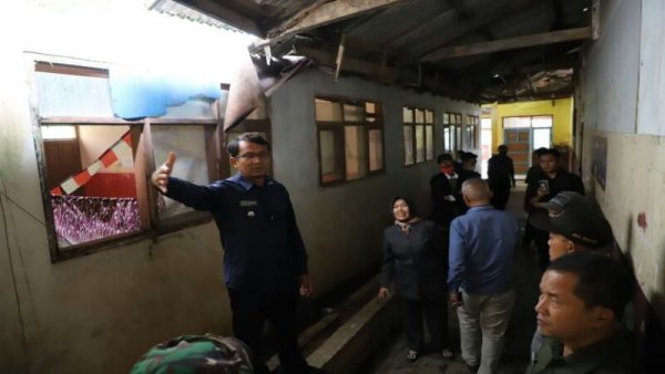 Wabup Garut Tinjau Kondisi SDN 1 Bunisari yang Atapnya Ambruk, 4 Siswa Dirawat di Puskesmas