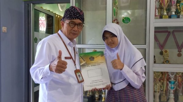 Pertama Ikut Lomba, Thalita Juara Kompetisi Sains Jenius