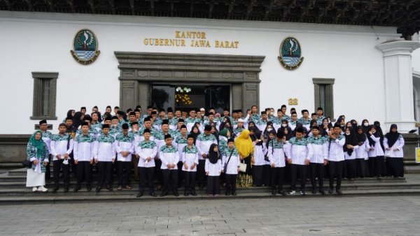 Wagub Lepas Kafilah Jabar ke MTQ Nasional di Kalimantan Selatan