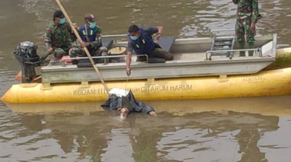 Pria yang Dilaporkan Hilang Tiga Hari Lalu, Ditemukan Ngambang di Sungai Citarum