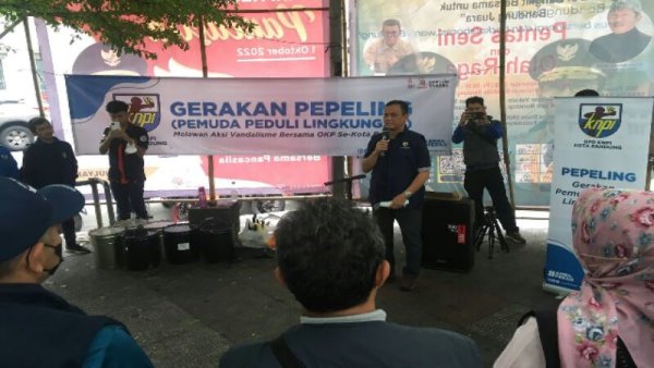 Ratusan Pemuda Turun ke Jalan Rawat Keindahan Kota Bandung