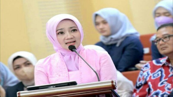 Atalia Raih Gelar Doktor Ilmu Komunikasi dengan Predikat "Cum Laude"