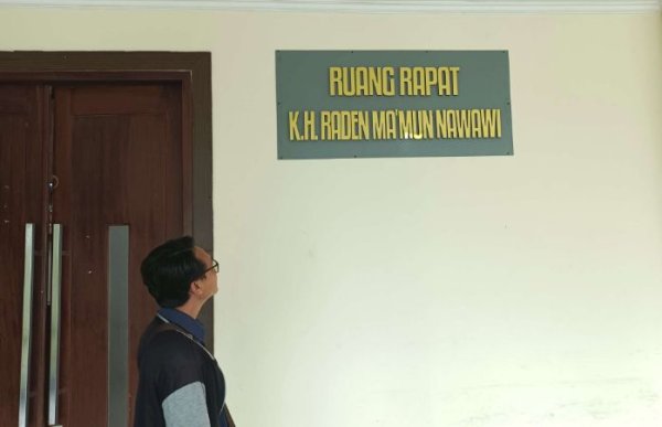 Nama KH. Raden Ma'mun Nawawi Ditampilkan di Ruang Rapat Bupati Bekasi