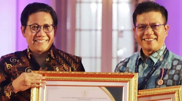 Sukses Tingkatkan Kualitas Desa, Bupati Dadang Supriatna Diganjar Penghargaan dari Mendes PDTT