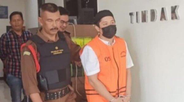 Setelah Berhasil Ditangkap, Eks Kades Tegalpanjang Dilimpahkan ke Kejari Kab. Sukabumi