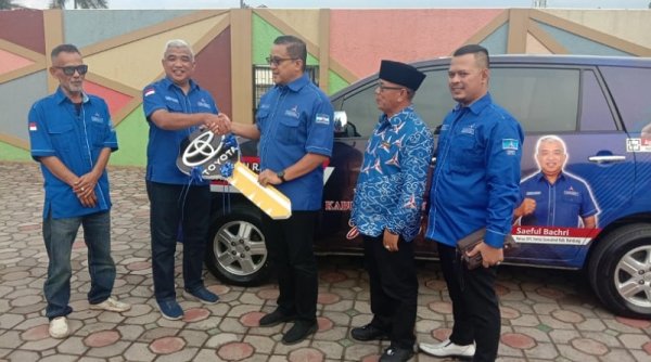 Dede Yusuf Berikan Bantuan Satu Unit Kijang Innova untuk Pengurus DPC Parta Demokrat Kabupaten Bandung