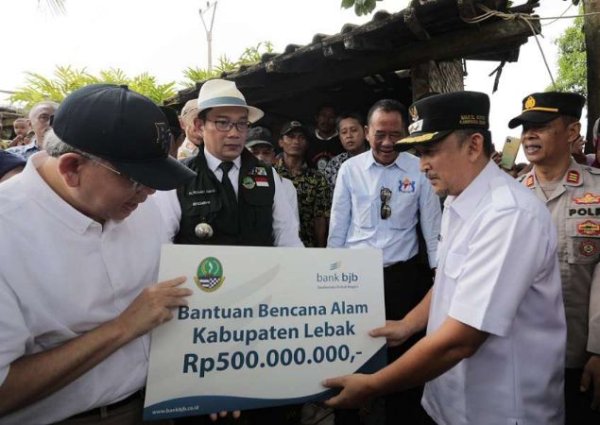Ridwan Kamil Kunjungi Warga Terdampak Banjir di Lebak