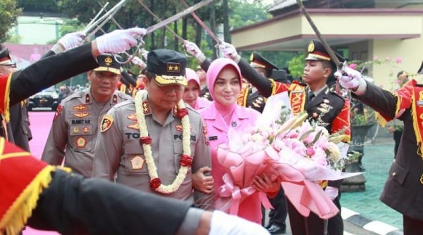 Irjenpol Toni Harmanto Resmi Pegang Tongkat Komando Kapolda Jawa Timur.