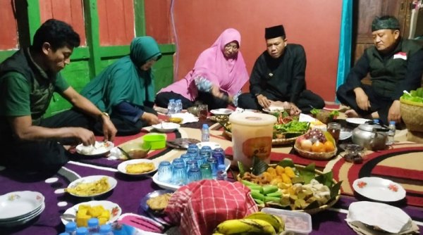Bupati Dadang Supriatna dan Istri Tadi Malam Nginap di Rumah Tasa Buruh Tani di Desa Mekarmanik
