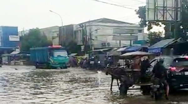 Diguyur Hujan Semalaman, Jalan Dayeuhkolot Tak Bisa Dilewati Sepeda Motor