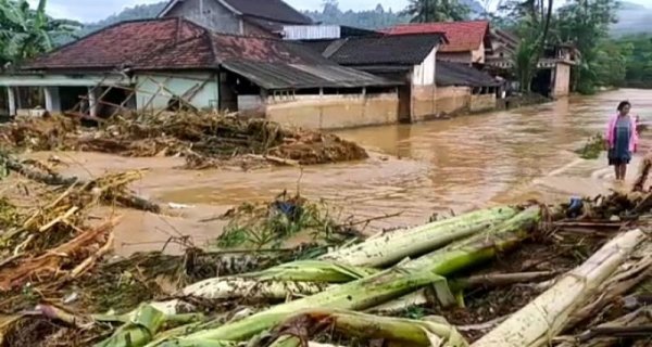 Banjir Rendam Musala di Trenggalek, Pengeras Suara hingga Karpet Rusak.