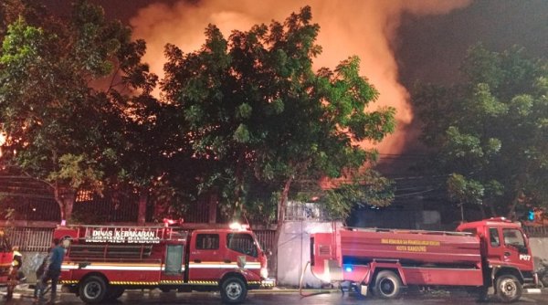Pabrik Triplek di Jalan Soekarno-Hatta Dilalap Api