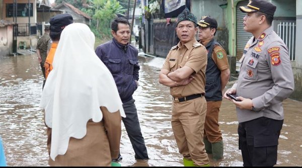 Tinjau Banjir di Baleendah, Bupati, "Yang Tadinya 3.000 Hektare Banjir di Kabupaten Bandung Saat ini Sekitar 1000 Hektare"