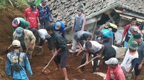 Tebing Ketinggian 12 Meter Tiba-tiba Longsor Menutup Dua Rumah Warga, Tiga Orang Meninggal