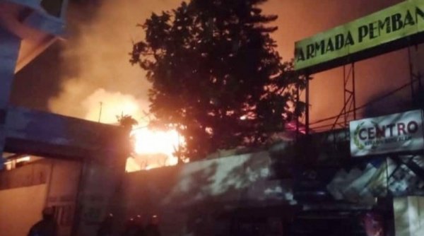 Hingga 12 Jam Api Berkobar di Bangunan Pabrik Triplek Jalan Soekarno-Hatta