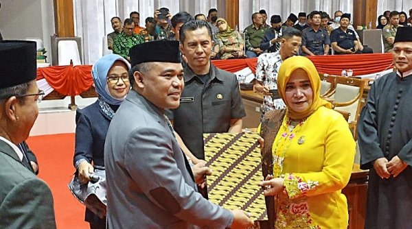 Dilantik Jadi PAW DPRD Kab. Bandung, Hj. Evi Rianti Akhirnya Resmi jadi Anggota Dewan