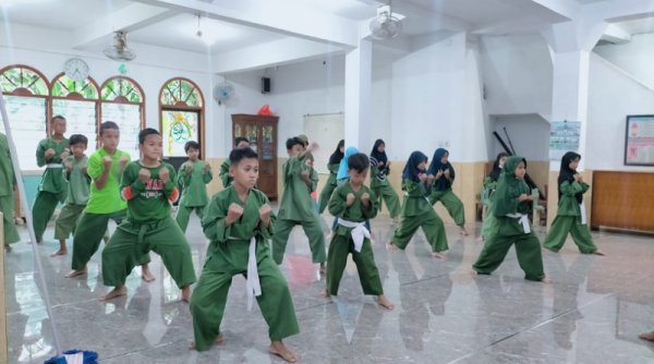 Antusiasme Anak Cabe Rawit Rungkut Ikuti Latihan Silat ASAD