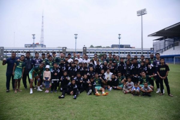 MAUNG BANDUNG | Usai Latihan, Senior Dukung Tim Akademi Persib