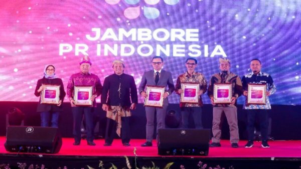 Wali Kota Bandung Raih Penghargaan Pemimpin Terpopuler di Medsos