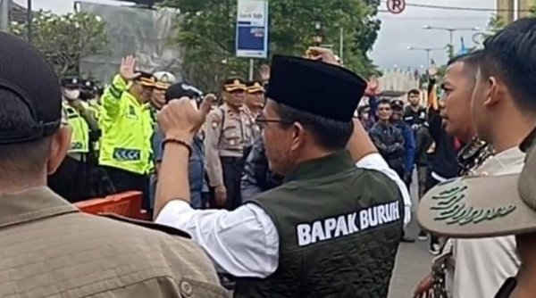 Dianggap Aspiratif, Para Demonstran Jadikan Bupati Bandung sebagai "Bapak Buruh"