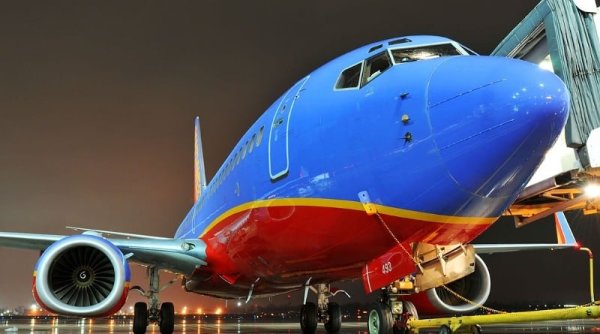 Pilot Southwest Menjuntai dari Jendela Kokpit untuk Ambil HP Penumpang yang Tertinggal