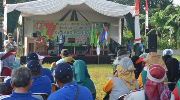 Camat Baleendah Buka Lomba Gerak Jalan Sehat Memperingati Hari Guru Nasional ke-77