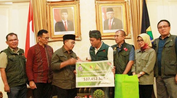 Temui Bupati Cianjur, Bupati Dadang Supriatna Serahkan Bantuan Rp Rp 537 Juta