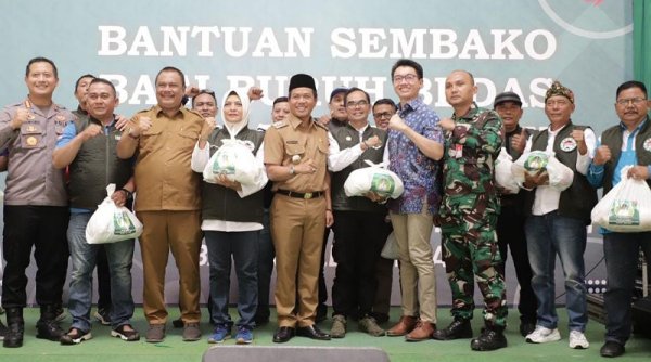 Pemkab Bandung Saluran Bantuan Paket Sembako Kepada 21.000 Pekerja