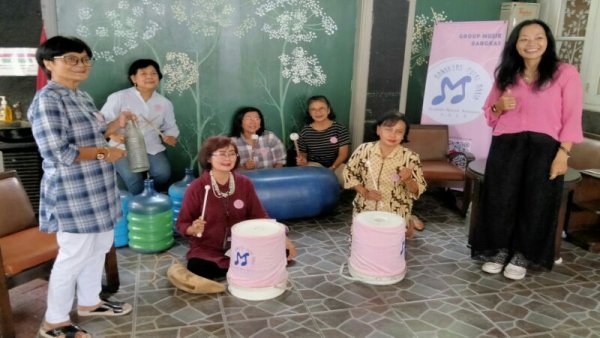 Oma-oma "Rank'ers Putri Maria" Berkreasi Musik dengan Instrumen "Rangkas"