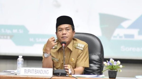 Di Sela Rakor, Bupati Dadang Supriatna Serahkan Bantuan Hasil Inovasi Tel-U untuk UKM Kab. Bandung