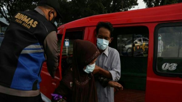 Naik Angkot, Warga Terdampak Gempa Cianjur Antusias akan Terima Bantuan Presiden