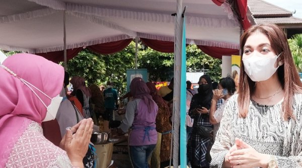 Selvi Ananda Tertawa Saat Tahu di Medsos Gibran Dicium Lelaki Berkumis