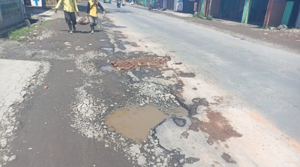 Membahayakan Pengendara, Jalan Raya Laswi Ciparay Banyak yang Rusak dan Berlubang