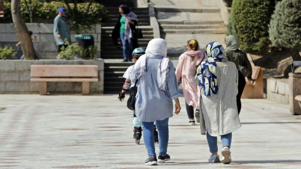 Iran Mulai Tinjau Undang-Undang Wajib Jilbab di Tengah Protes Kematian Mahsa Amini