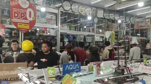 Siaran TV Analog Dihentikan, Warga Kab. Bandung Berburu Set Top Box (STB)
