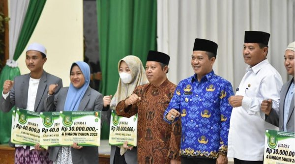 Bupati Bandung Berikan "Kadeudeuh" untuk Para Juara MTQ Tingkat Provinsi dan Nasional