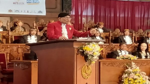 Garin Mendapat Gelar Doktor Honoris Causa Bidang Seni Penciptaan Film
