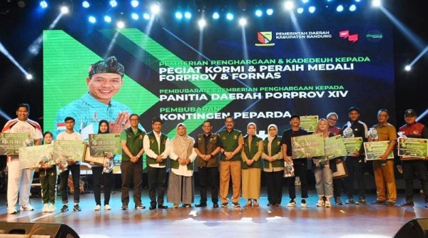 Bupati Bandung Berikan "Kadeudeuh" untuk Sejumlah Atlet KORMI yang Berprestasi di Forprov IV dan Pornas VI