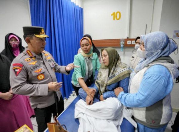 Jenguk Korban Bom Bunuh Diri Polsek Astanaanyar, Kapolri: Tetap Semangat Lindungi Masyarakat