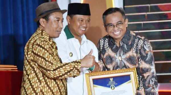 Ditangan Kang DS, Kabupaten Bandung Raih Penghargaan Kabupaten Informatif
