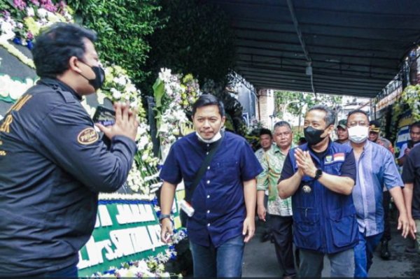 Takziah ke Kediaman Aiptu Sofyan, Yana Berikan Santunan