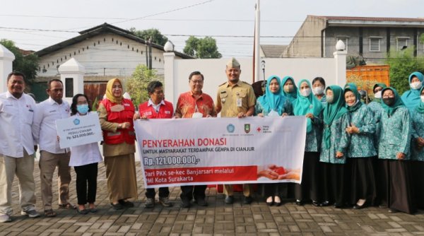Ibu-ibu Anggota PKK Banjarsari Bantu Korban Gempa Cianjur Rp 121 juta
