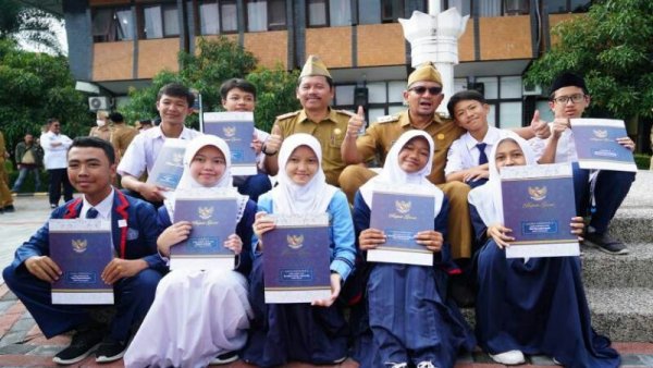 Wabup Garut Serahkan Penghargaan bagi Siswa Berprestasi Tingkat Nasional dan Provinsi